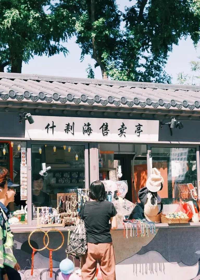 北京の什刹海（シーチャーハイ）観光エリアにある、伝統的な中国風デザインの切符売り場・売店
