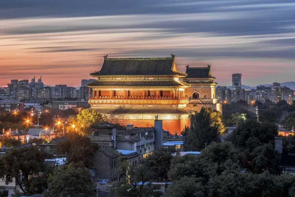 夕暮れ時にライトアップされた幻想的な北京鐘鼓楼の夜景