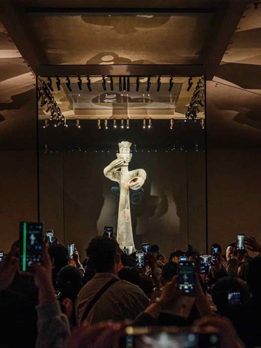 三星堆博物館を代表する青銅大立人像