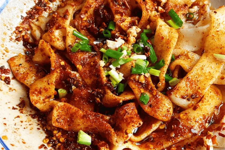 油泼面 ── 熱油が炸裂させる、西安路地裏の魂の一声