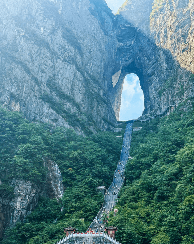 張家界・天門山（てんもんざん） ── 雲に聳える天空の門、神仙が舞う