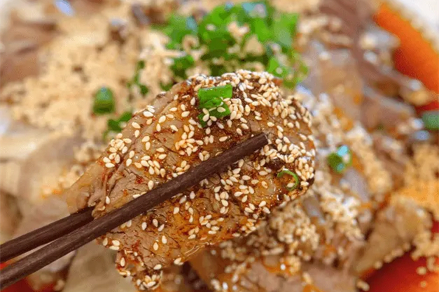 成都・夫妻肺片 ──愛が紡いだ屋台の逸品、四川料理を代表する前菜