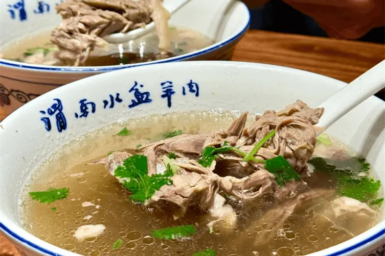 西安水盆羊肉 ── 澄んだスープと柔らかな羊肉が紡ぐ、千年の古都で味わう体が喜ぶ一杯