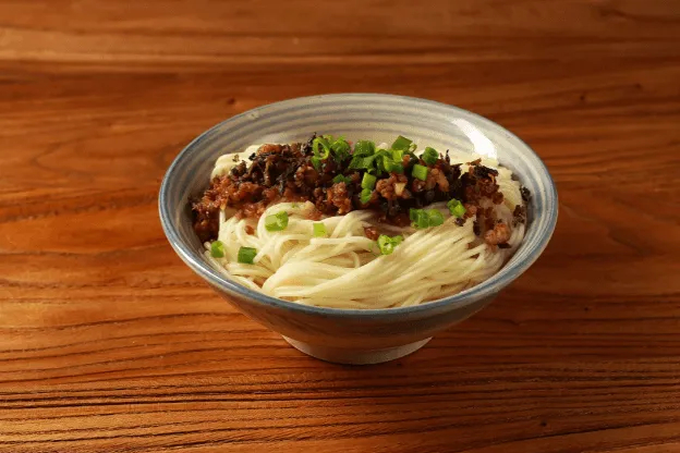 成都・担担面（タンタンメン） ── 香り高い麻辣が絡む、成都の街角で生まれた麺芸術