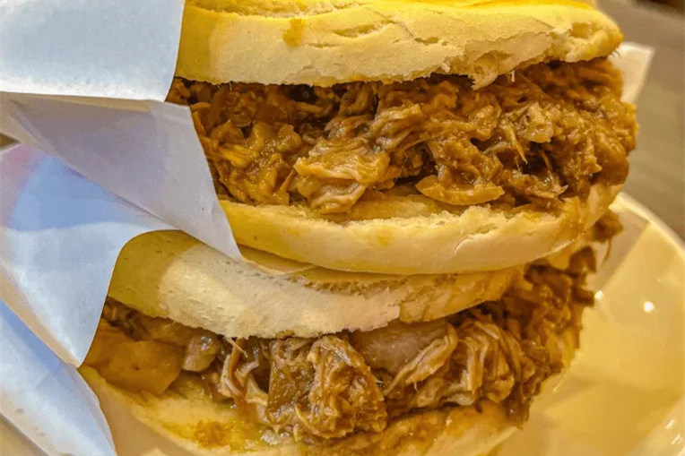 西安腊汁肉夹馍 ── とろけるような豚肉とサクモチの焼き餅が織りなす、西安のソウルフード