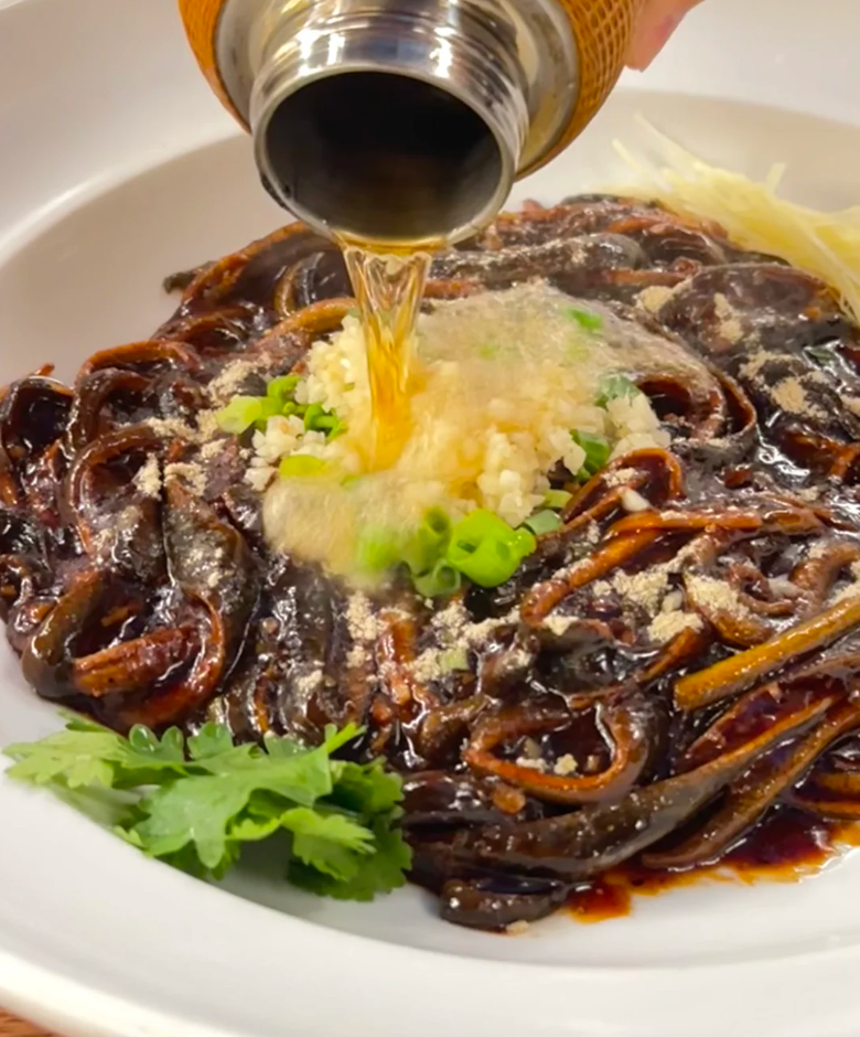 上海の隠れた名物「響油鱔糊（シャンユー シャンフー）」 ──仕上げの熱油が奏でる、食感と香りのシンフォニー