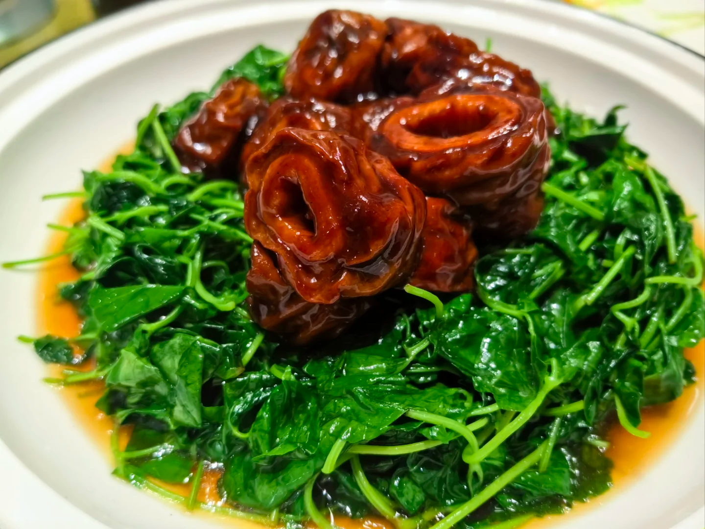 上海の隠れた名物「草頭圈子（ツァオトウ チュアンズ）」 ──濃厚な豚モツと清香の野菜が織りなす、上海伝統の絶妙バランス