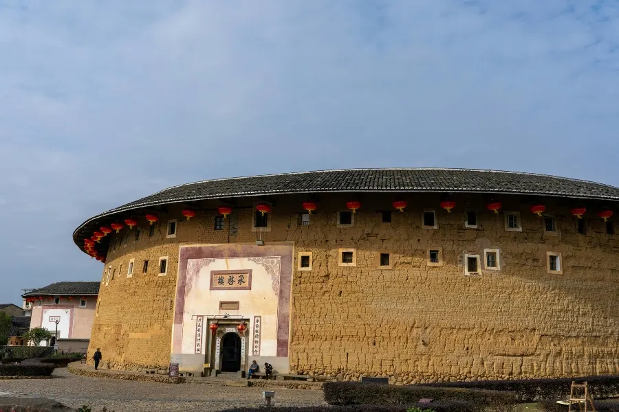福建土楼の全景 円形の土楼と山間の集落風景