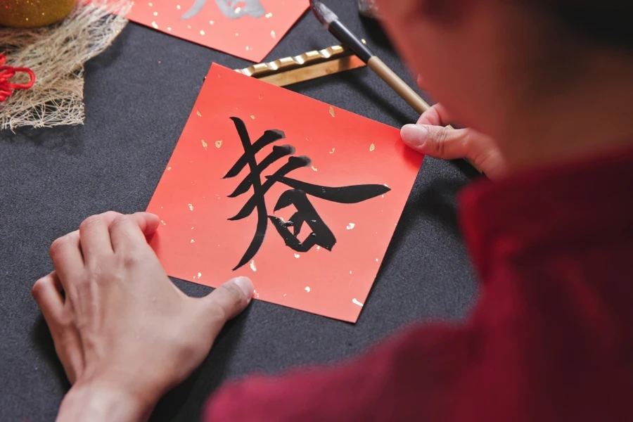 中国の春節で見られる伝統的な装飾と行事