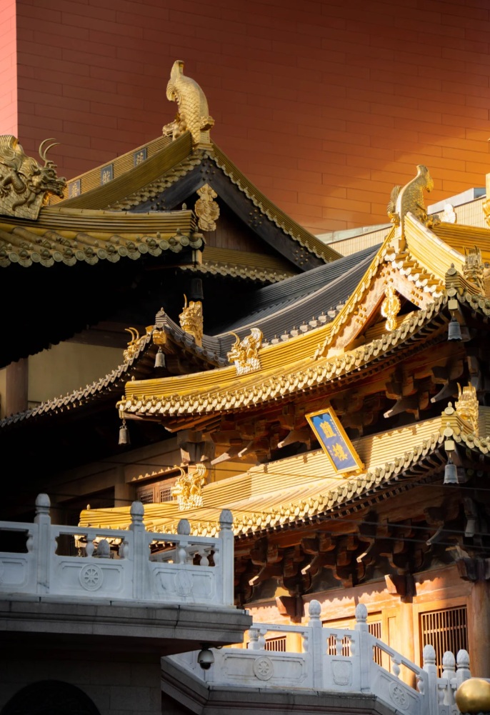 静安寺──摩天楼に囲まれた、都会のオアシス寺院