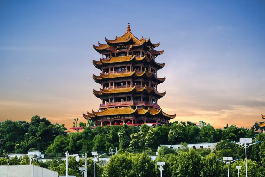 中国武漢にある黄鶴楼の全景と長江の風景