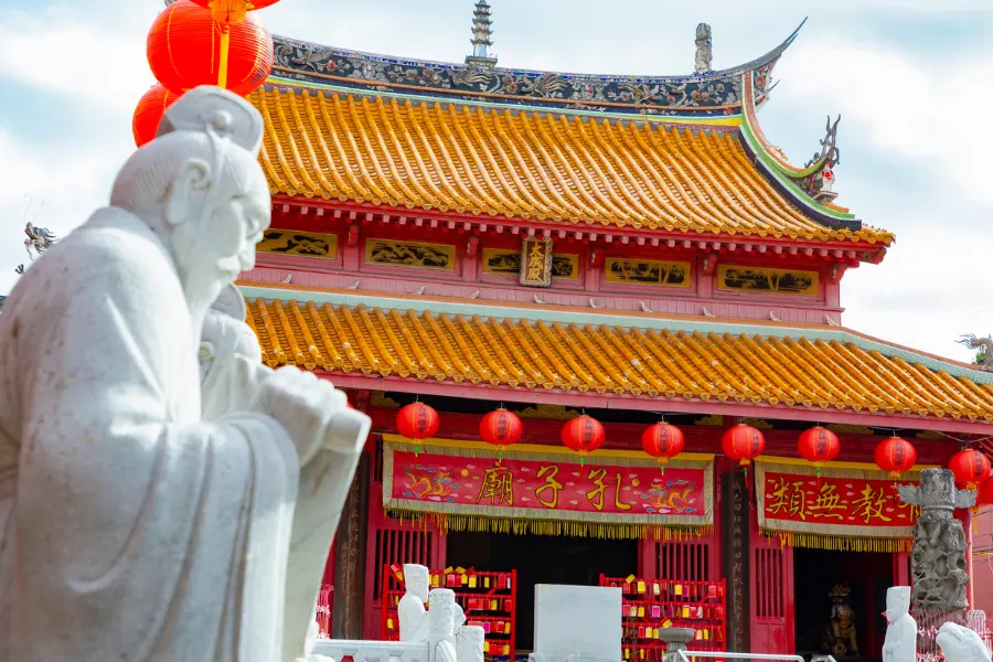 孔子像 - 中国における儒教の文化的象徴