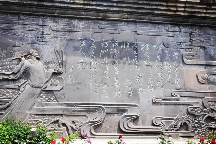 黄鶴楼公園内の詩碑廊と唐代詩人の詩文碑