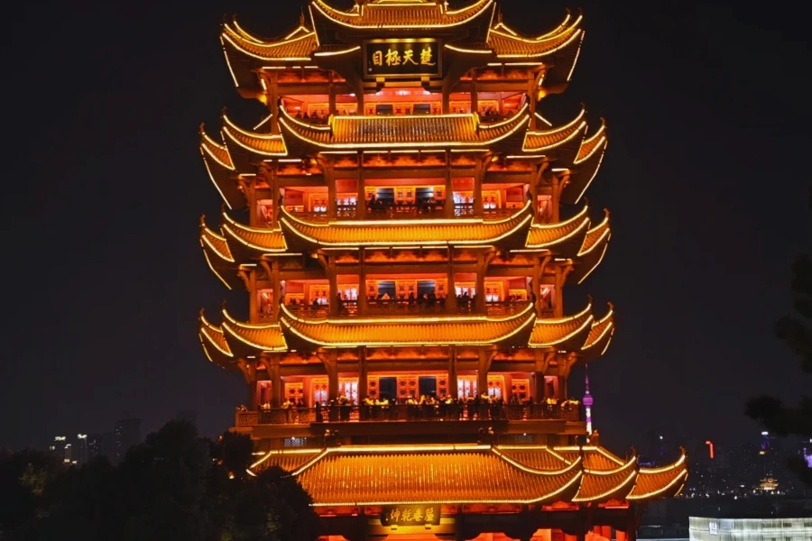 夕方の黄鶴楼と静かな公園の風景