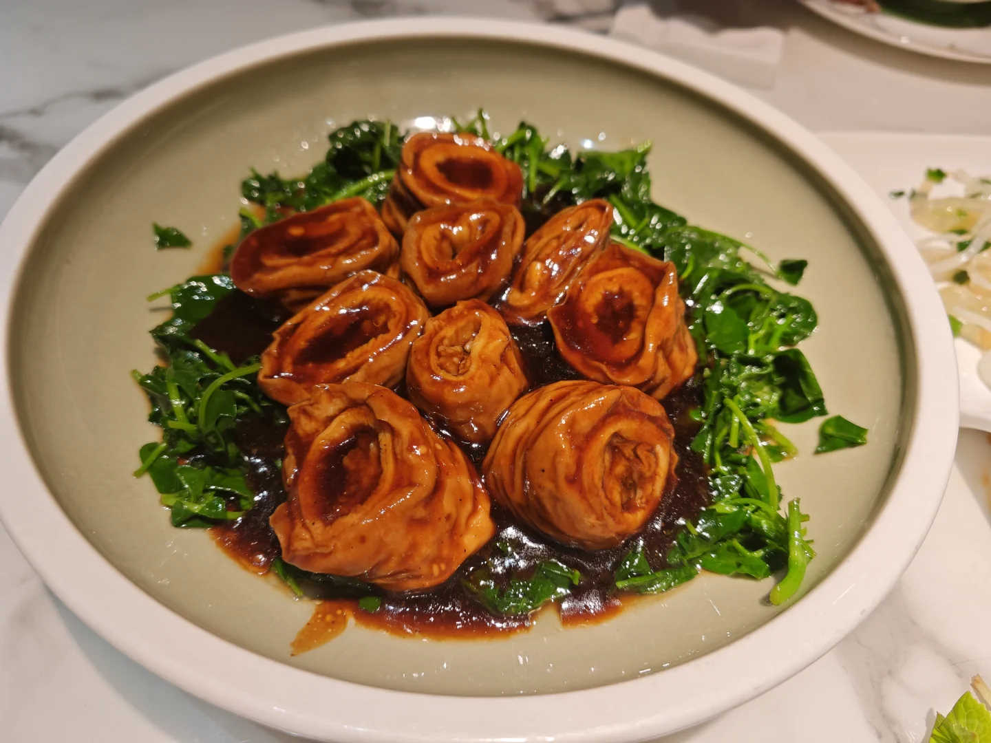 上海の隠れた名物「草頭圈子（ツァオトウ チュアンズ）」 ──濃厚な豚モツと清香の野菜が織りなす、上海伝統の絶妙バランス