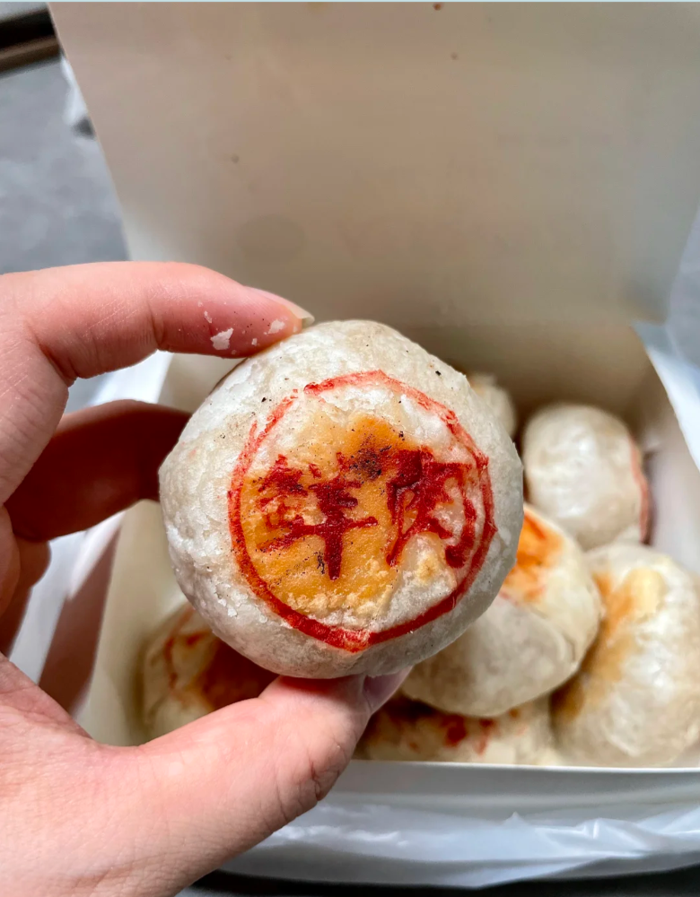 上海の絶品スナック「鮮肉月餅（シェンロウ ユエビン）」 ──サクサク皮とジューシーな肉餡が魅力の、不思議で美味しい&ldquo;月餅&rdquo;
