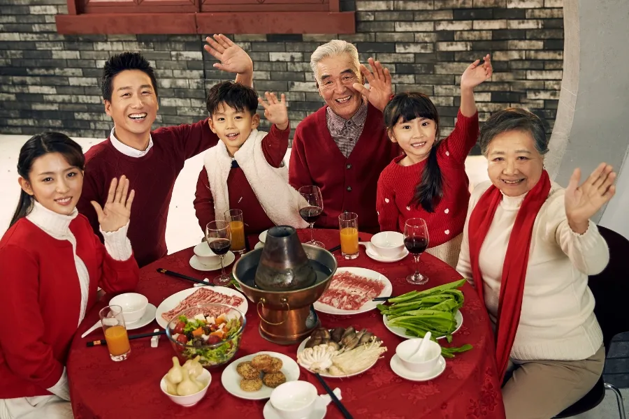 中国の春節に家族が集まり新年を迎える様子