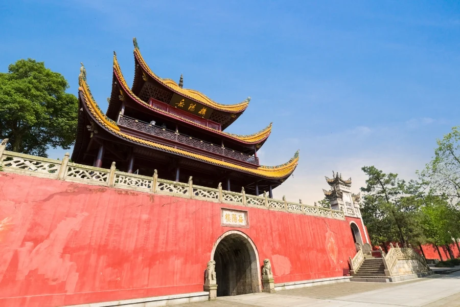 洞庭湖畔に建つ岳陽楼の全景