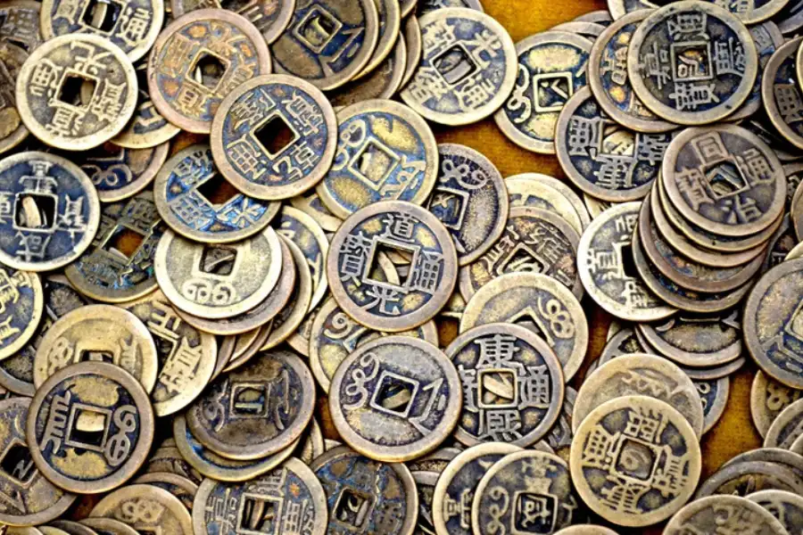 秦王朝は、始皇帝のもとで文字、貨幣、度量衡制度を標準化した。