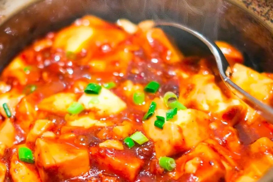 四川料理の麻婆豆腐 - 辛さと麻味が絶妙に調和した一品