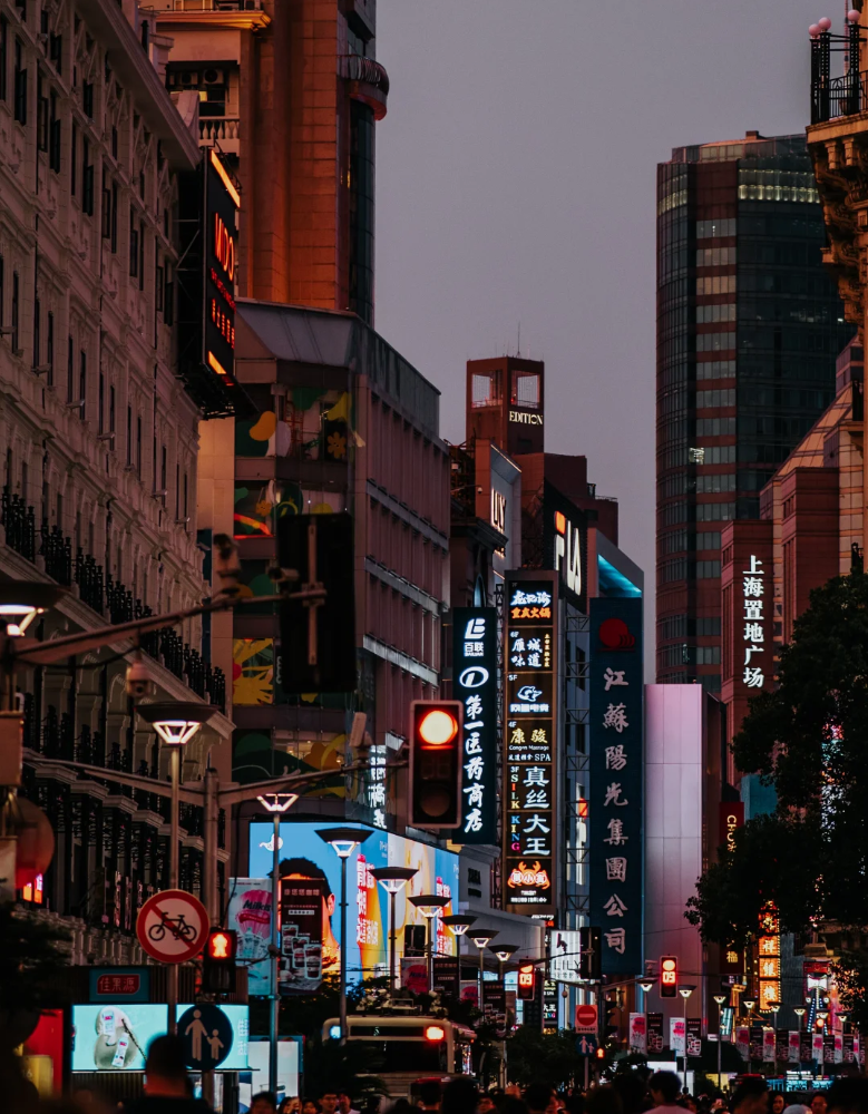 上海南京路步行街 ──上海の「ショッピング王国」を歩く、過去と現在を行き交う旅