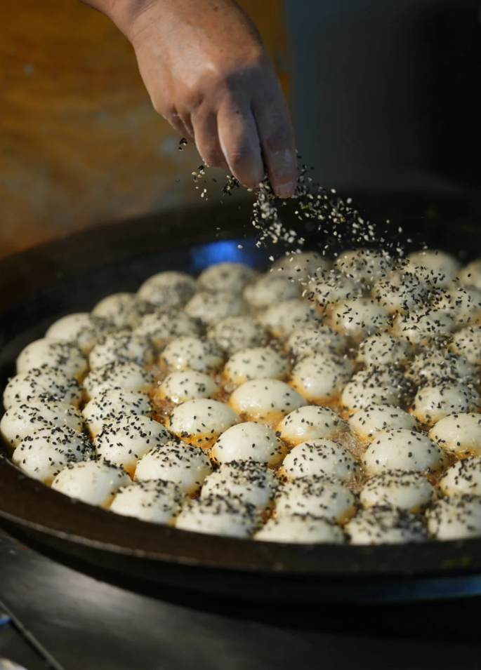 上海のソウルフード「生煎饅頭（シェンジェン マントウ）」 ──パリッとジューシー！街角で楽しむ小籠包の親戚