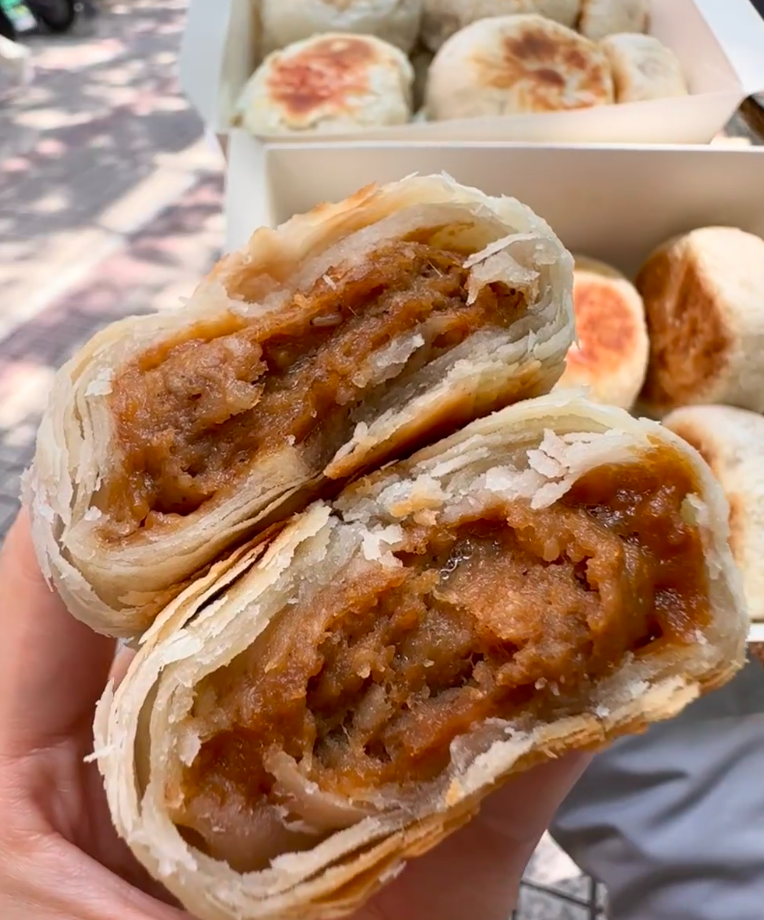 上海の絶品スナック「鮮肉月餅（シェンロウ ユエビン）」 ──サクサク皮とジューシーな肉餡が魅力の、不思議で美味しい&ldquo;月餅&rdquo;