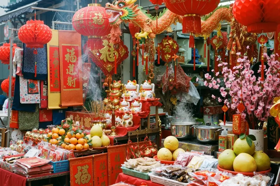 春節に使われる中国語の新年挨拶が書かれた飾り