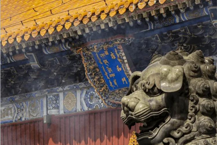 北京・雍和宮で味わう特別な参拝体験 ── チベット仏教の聖地で感じる、清らかな祈りの時間 