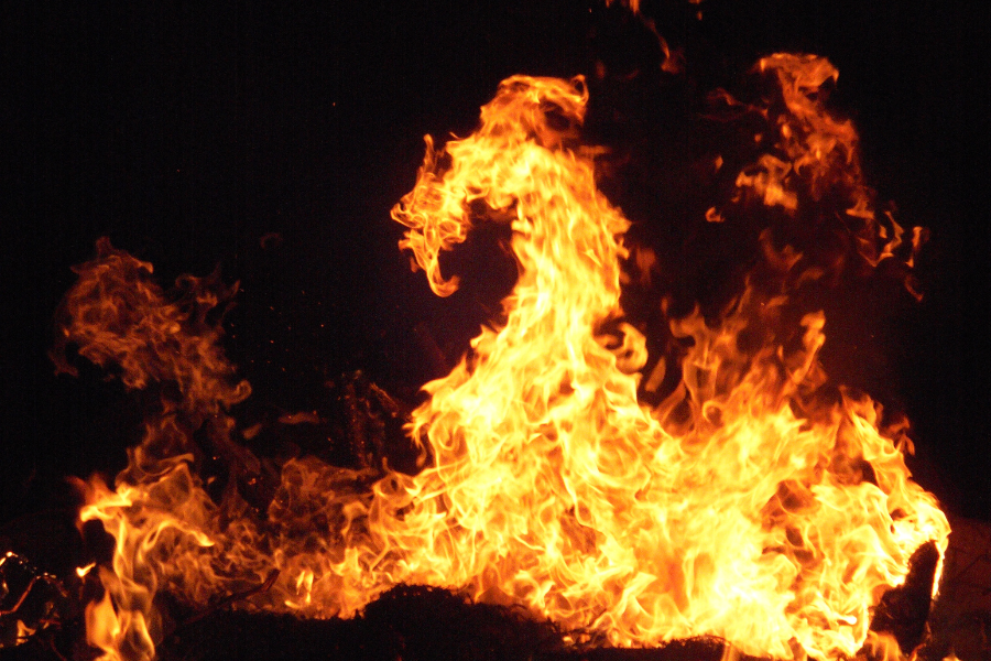 丙午（ひのえうま）の象徴である火と馬のイメージ画像