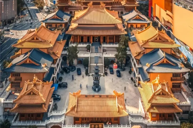 静安寺──摩天楼に囲まれた、都会のオアシス寺院