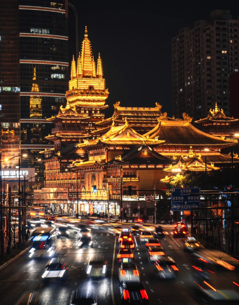 静安寺──摩天楼に囲まれた、都会のオアシス寺院