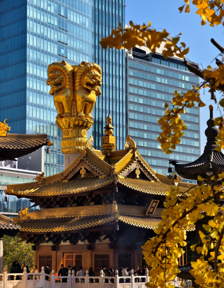 静安寺──摩天楼に囲まれた、都会のオアシス寺院