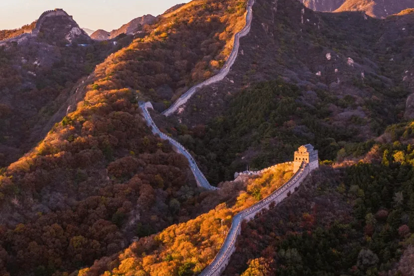 万里の長城 ──龍のように山脈を舞う、2000年の時を超える人類の遺産