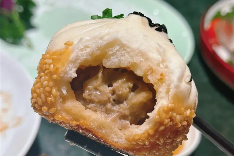 上海のソウルフード「生煎饅頭（シェンジェン マントウ）」 ──パリッとジューシー！街角で楽しむ小籠包の親戚
