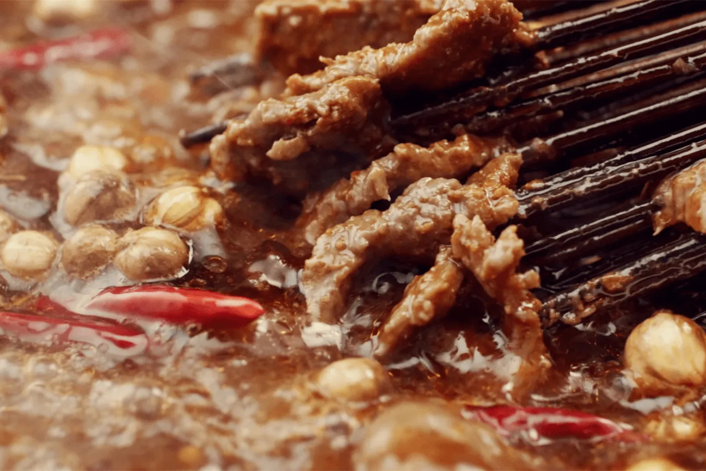 成都・串串香── 熱気あふれる路地裏で楽しむ、四川グルメの真髄 