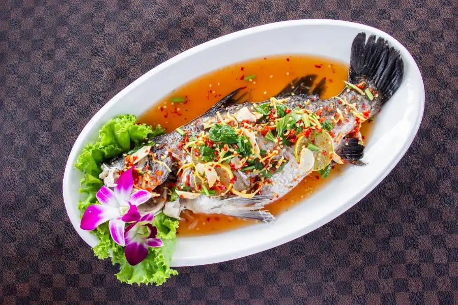 中国の旧正月に供される丸ごとの蒸し魚料理