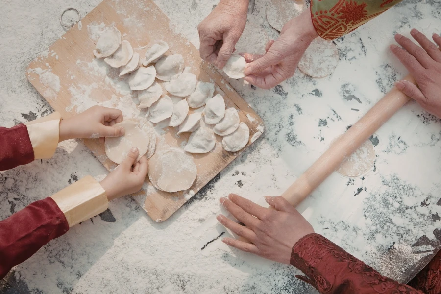 旧正月に家族で包む中国の水餃子