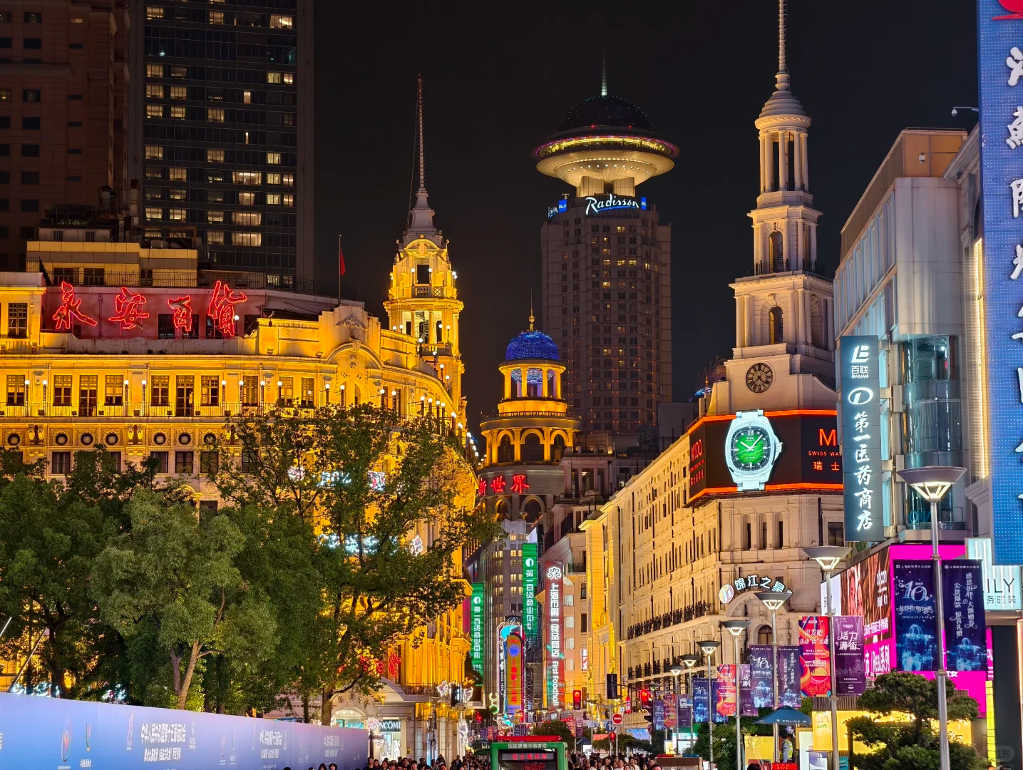 上海南京路步行街 ──上海の「ショッピング王国」を歩く、過去と現在を行き交う旅