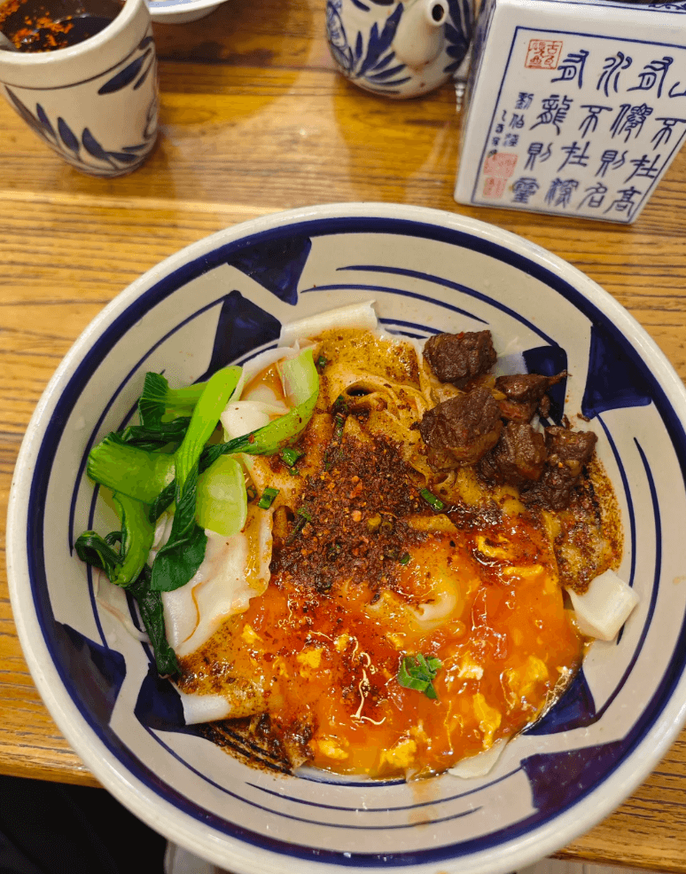 Biangbiang面 ── 躍動する音とともに紡ぐ、西安が育んだ太く豪快な麺の芸術