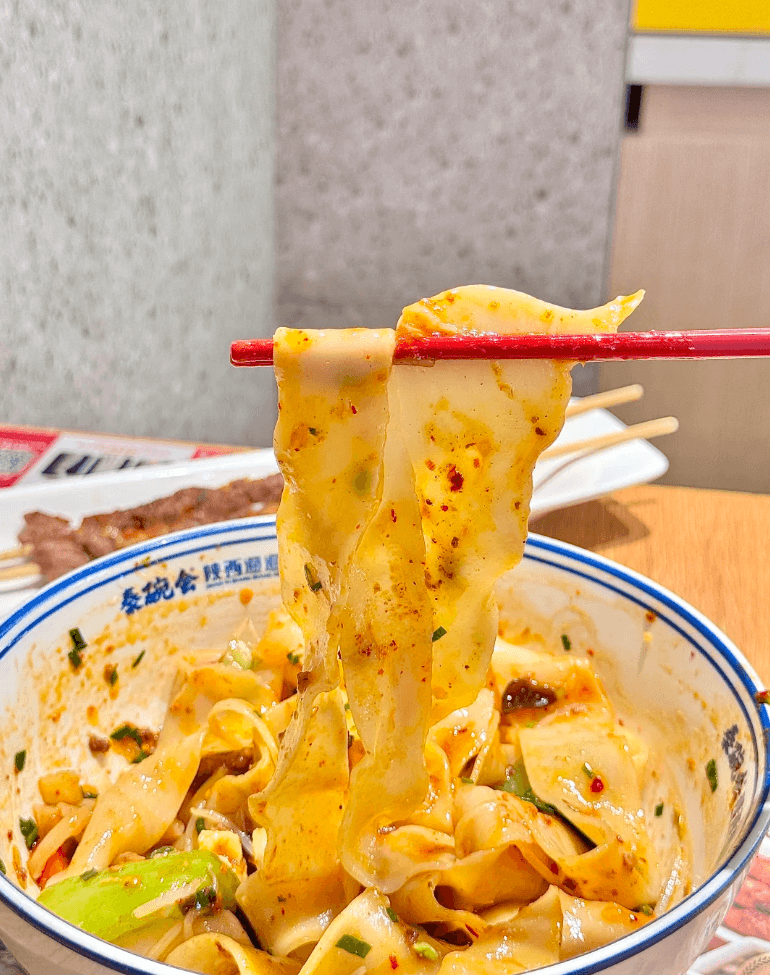 Biangbiang面 ── 躍動する音とともに紡ぐ、西安が育んだ太く豪快な麺の芸術