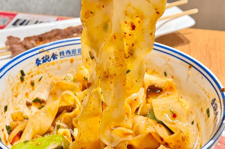 Biangbiang面 ── 躍動する音とともに紡ぐ、西安が育んだ太く豪快な麺の芸術