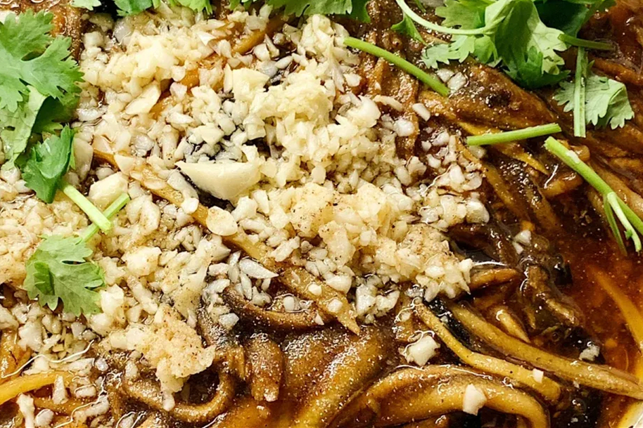 上海の隠れた名物「響油鱔糊（シャンユー シャンフー）」 ──仕上げの熱油が奏でる、食感と香りのシンフォニー