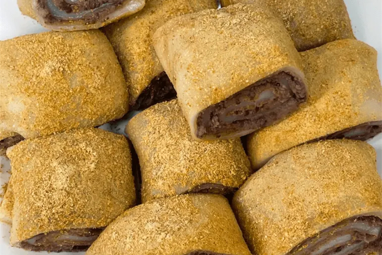 北京の伝統スイーツ「驢打滾」 ──きな粉が香る、モチモチ食感の老北京おはぎ