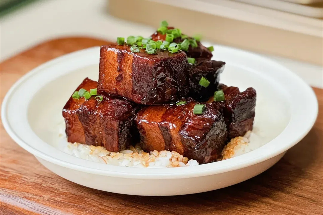 上海の絶品グルメ「紅焼肉（ホンシャオロウ）」 ──とろける食感がたまらない！本場上海の家庭の味