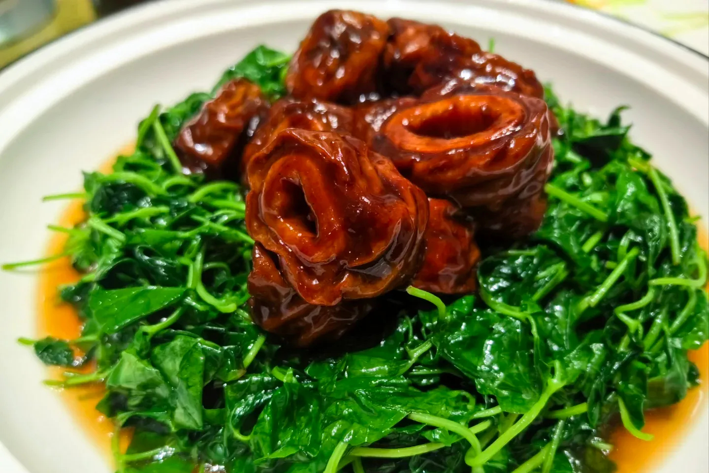 上海の隠れた名物「草頭圈子（ツァオトウ チュアンズ）」 ──濃厚な豚モツと清香の野菜が織りなす、上海伝統の絶妙バランス