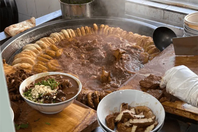 北京の隠れた名物「卤煮」 ──濃厚なスープに込められた、北京庶民の魂の味