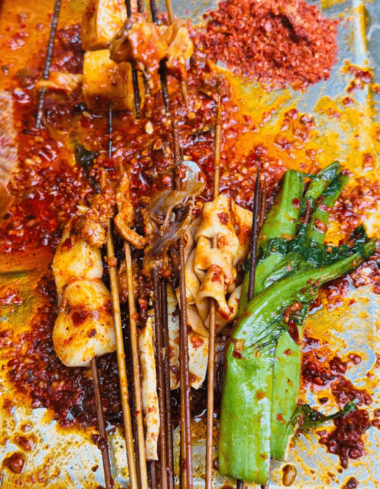 成都・串串香── 熱気あふれる路地裏で楽しむ、四川グルメの真髄 