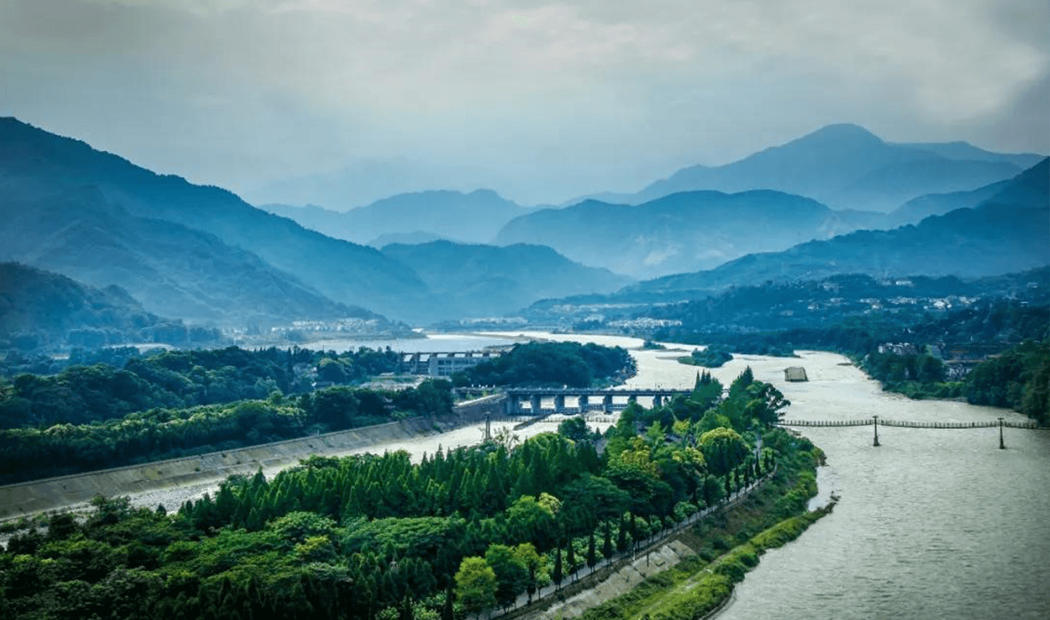 成都 · パンダと古代水利の自然探険 ー 1日ツアー