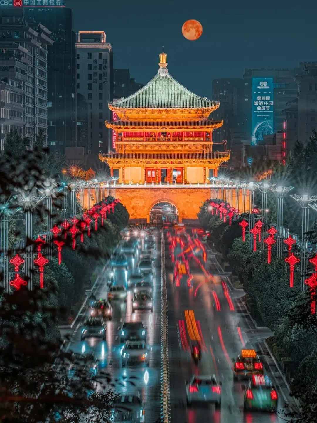 ライトアップされた西安鐘楼の美しい夜景